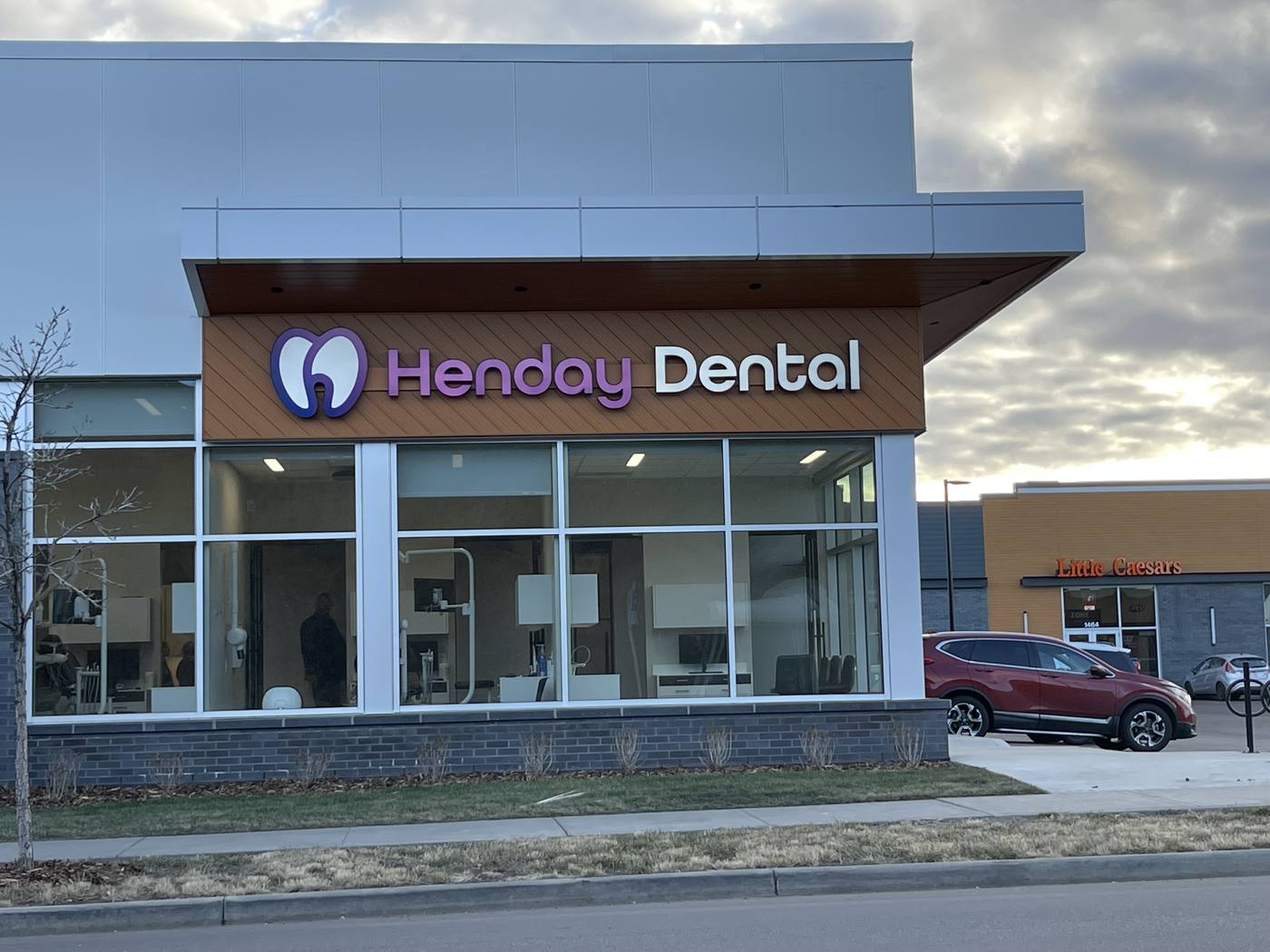 Henday Dental - Storefront fascia