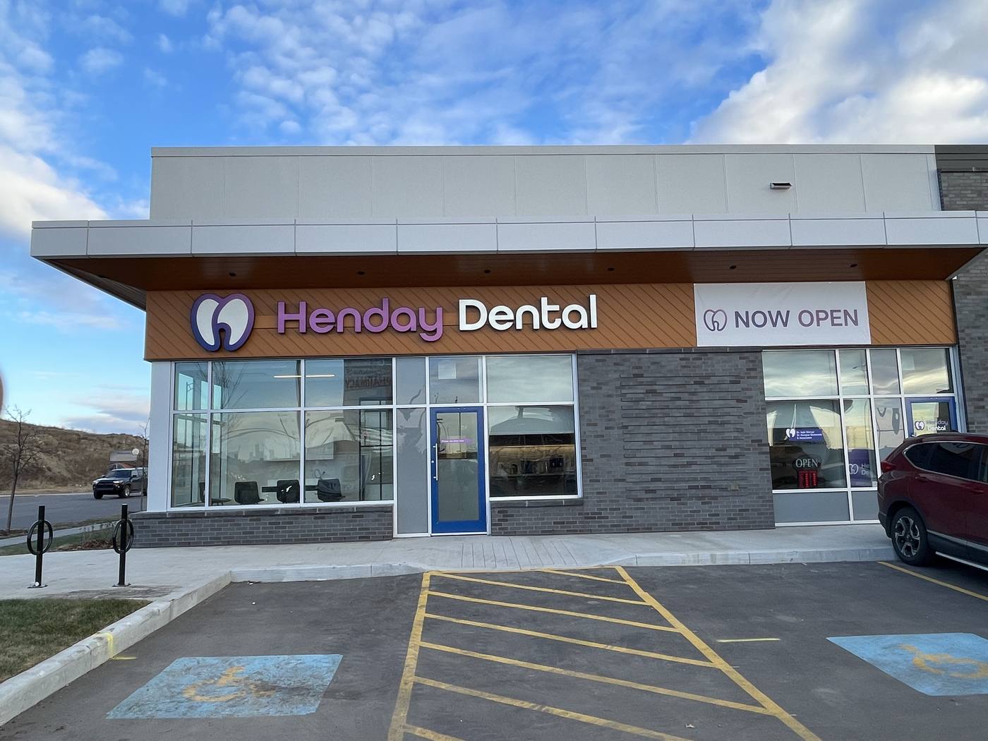 Henday Dental - Building sign