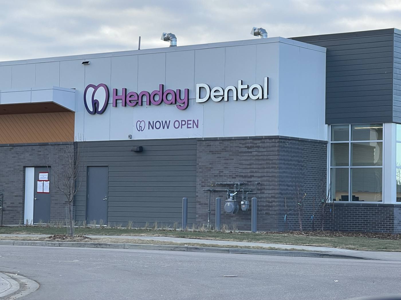 Henday Dental - Building sign