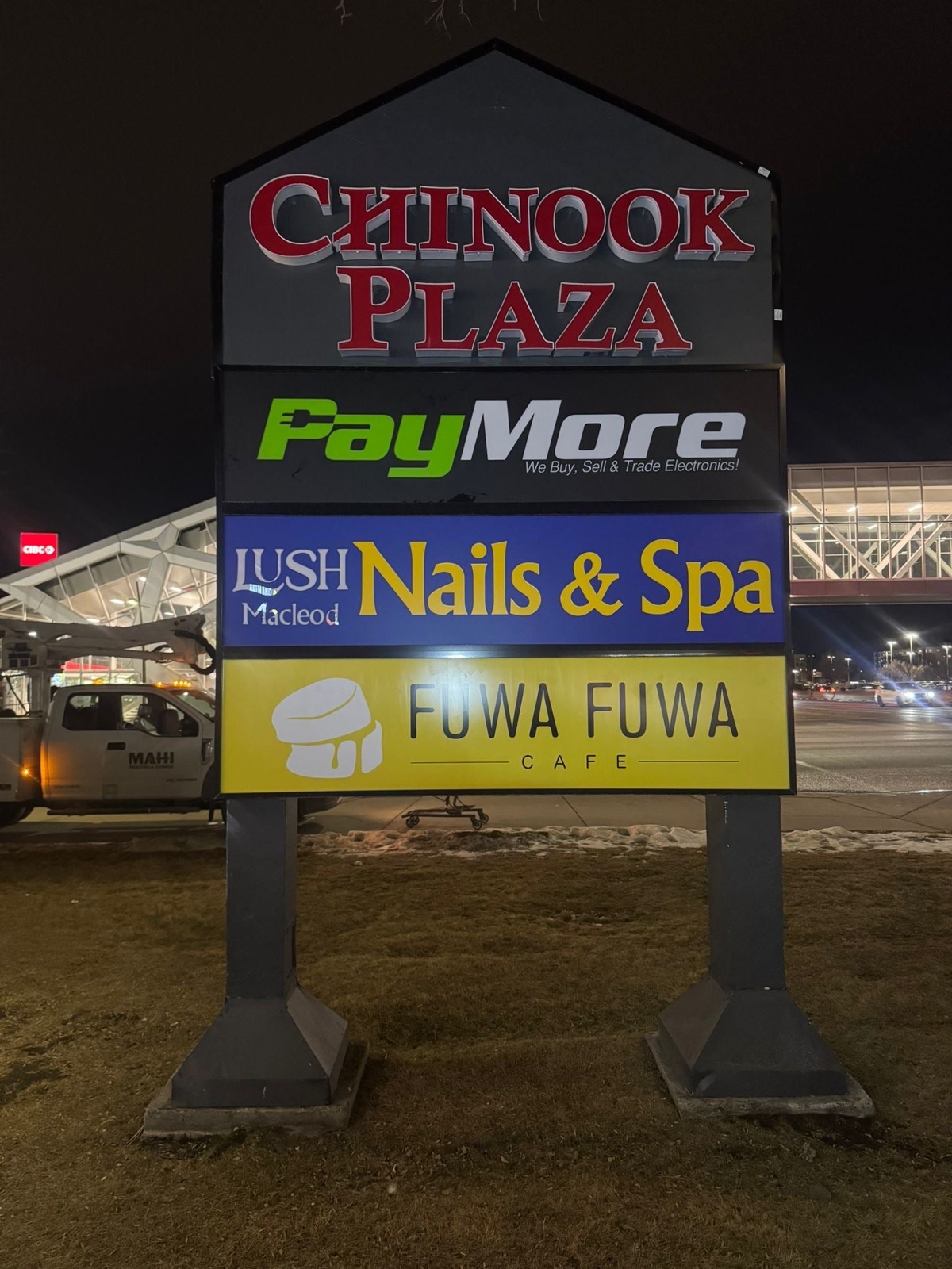 Multi-tenant retail plaza pylon with illuminated tenant panels
